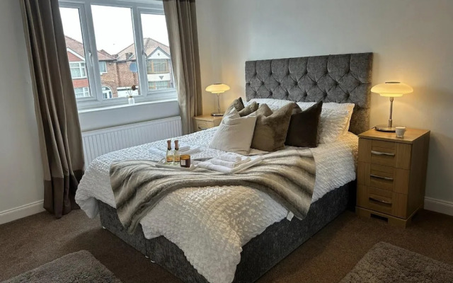 Impeccable 2 bed House Next to Old Trafford