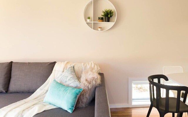 New Designer Home + Parking + Close to Airport