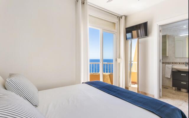 Beachfront triplex with swimming pool parking