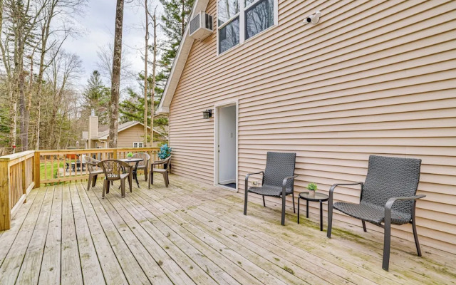 Hot Tub + Decks: Tree-lined Retreat in Pocono Lake