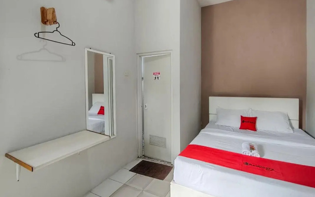 RedDoorz near Alun Alun Batu 2