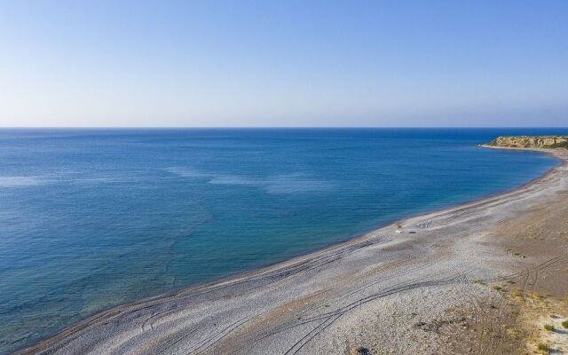 Live by the sea at House Almyra