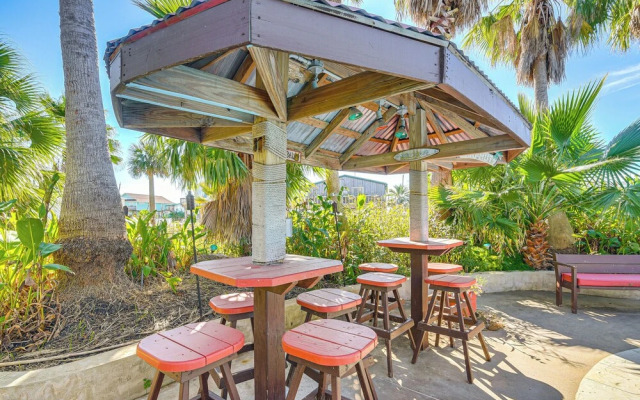 Private Pool, Deck & Patio: Galveston Oasis!