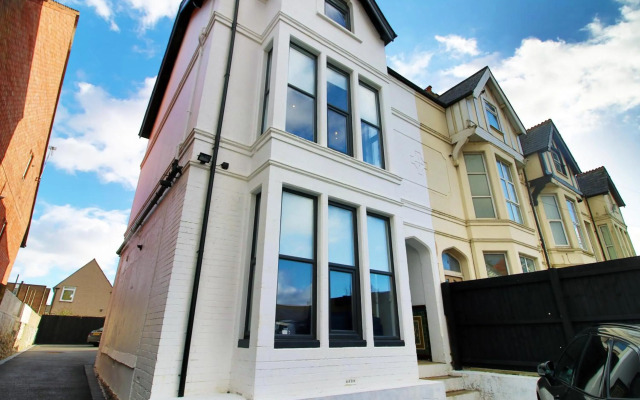 Affinity Serviced Apartments, 5 mins drive to City Centre, Free Parking, WiFi - by Stay South Wales