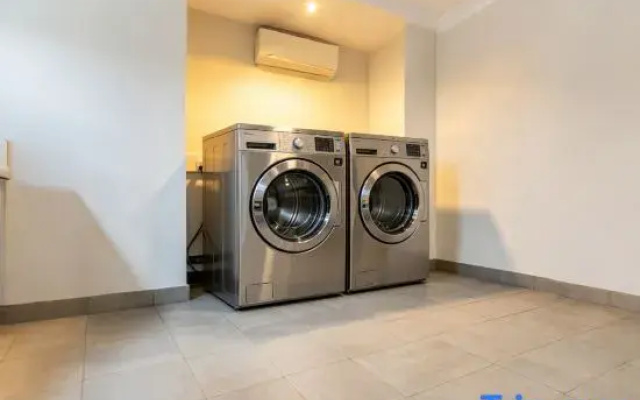 Kaishang LOFT · Duplex Audio-Visual Homestay (Yantai Zhifu Station)