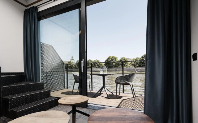 New Port Hotel