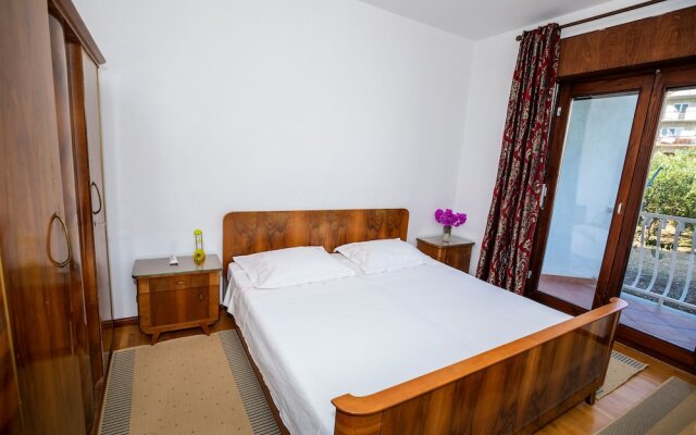 Captivating 2-bed Apartment in Podstrana