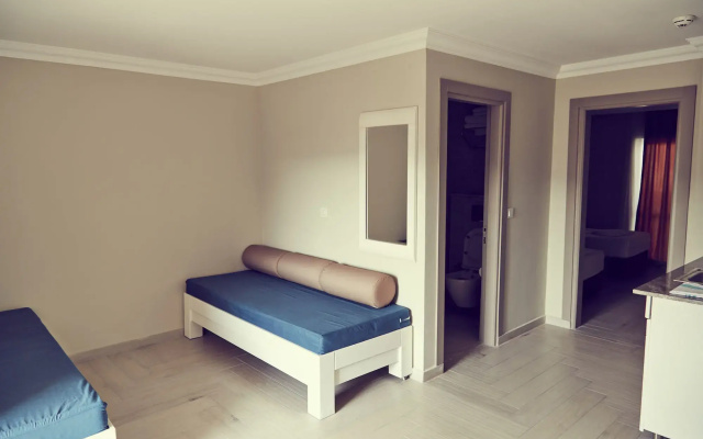 Blue Lagoon Apart Hotel