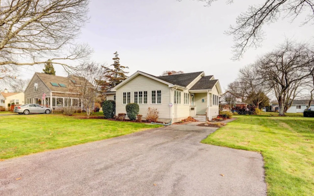 Westerly Retreat ~ 1/4 Mi to Private Beach!