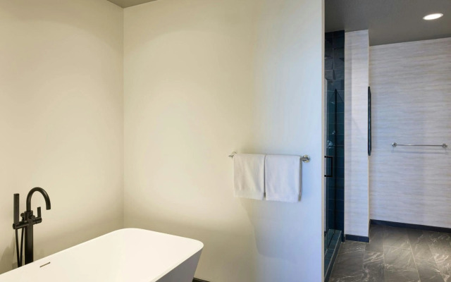 Renaissance® Phoenix Glendale Hotel & Conference Center