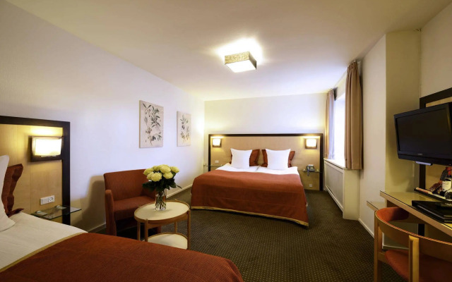 Ascot Hotel & Apartments