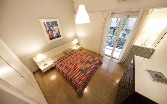 Artistic Apartment in the Middle of Everything by Villarentalsgr