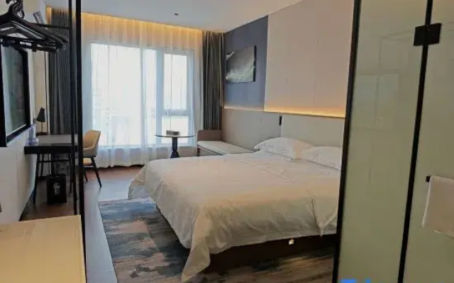 Sakura Light Luxury Hotel (Luohe Xintiandi Pedestrian Street)