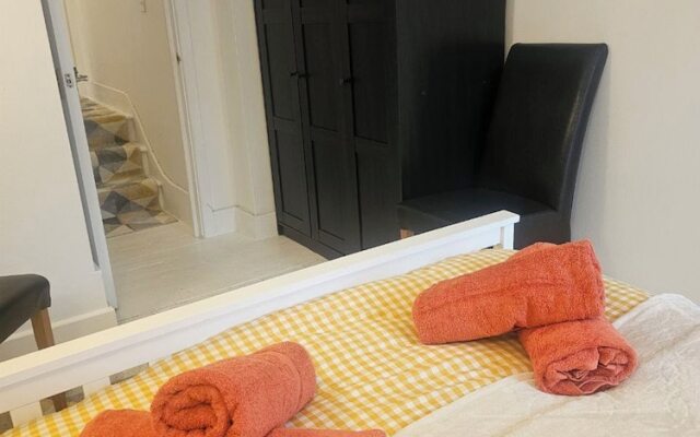 Seaside Haven Coastal Comfort 200m from the Beach