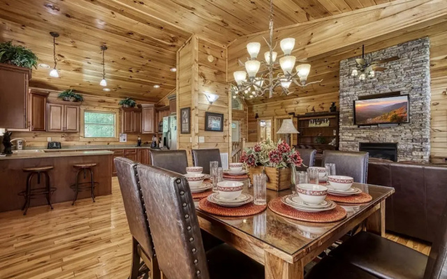 Moonshine Hollow 3 Bedroom Cabin by RedAwning