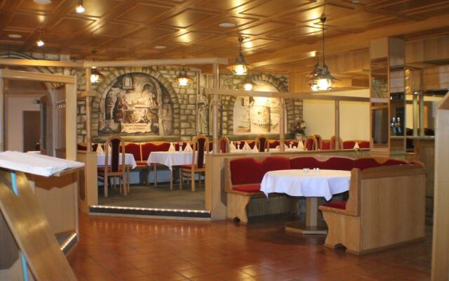 Zur Kaiserpfalz - Hotel-Spa-Camping