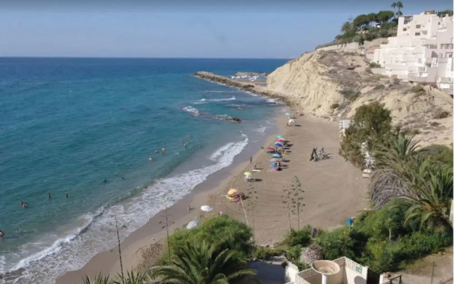 4bed Villa Sleeps 8- Pool, Garden, Bbq, Near Beach