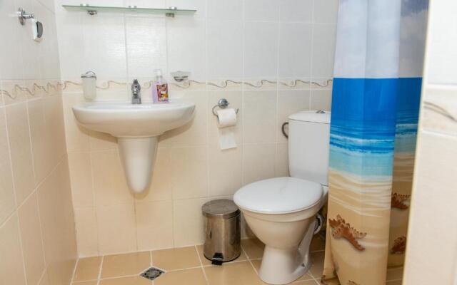Compact studio with an indoor pool near Cacao Beach