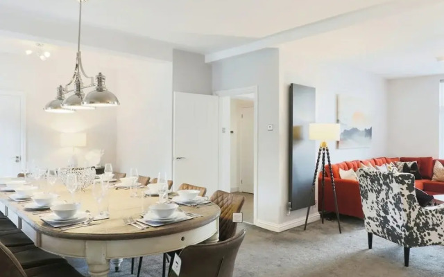 Deluxe 7 Bedroom Property in Solihull
