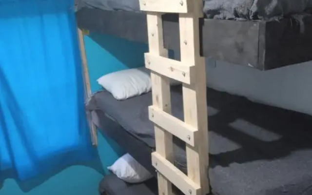 Casa copada habitación compartida