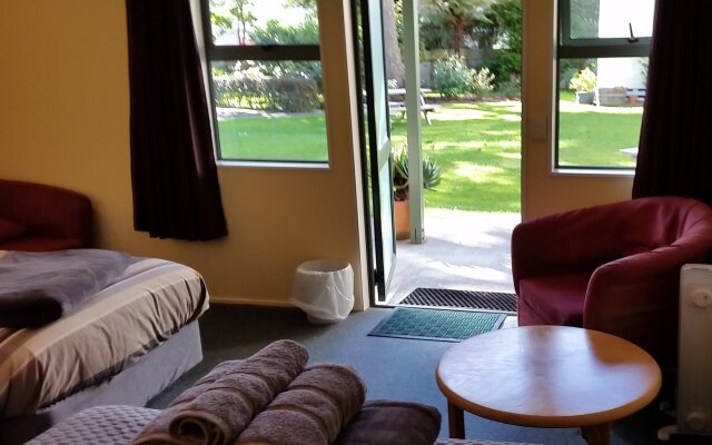 Tamara Riverside Lodge - Hostel/Backpacker