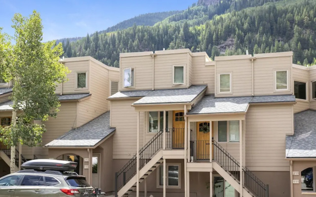 4192 Spruce Way 1 Bedroom Condo