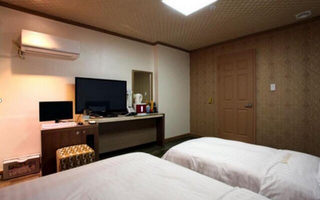 Chuncheon Tourist Hotel