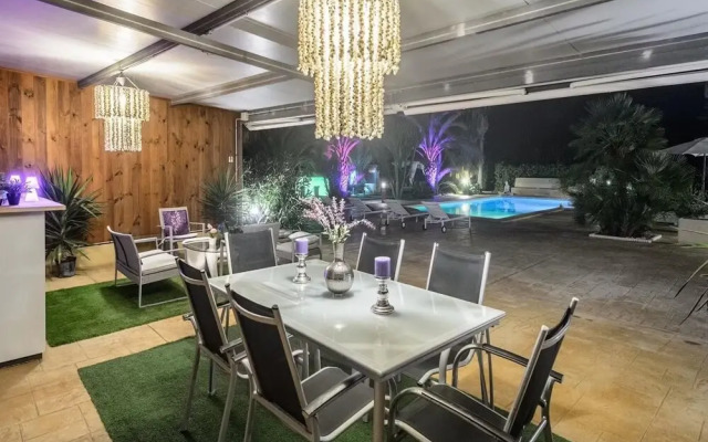 Modern Villa With Pool Near Town