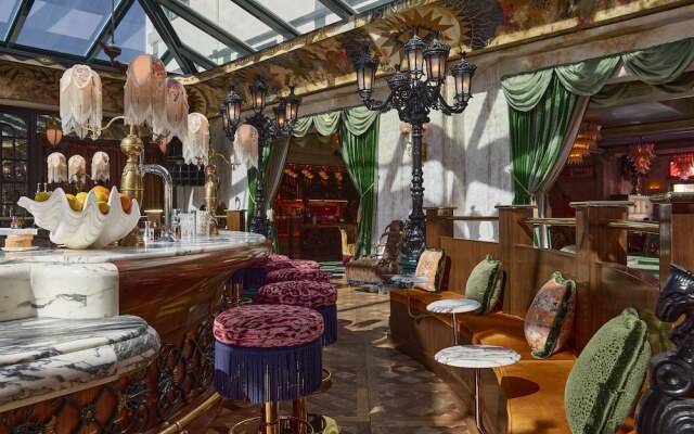 Lafayette Hotel & Club