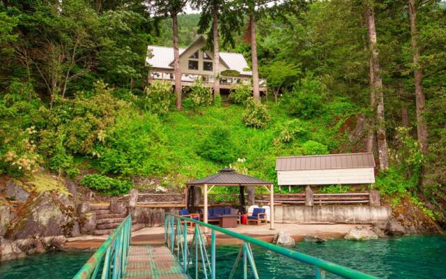 The Overlook, Luxury Lakeside Home with Dock