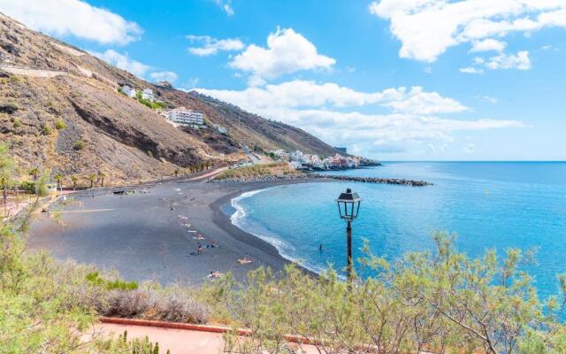 Beach apartment with terrace and private parking