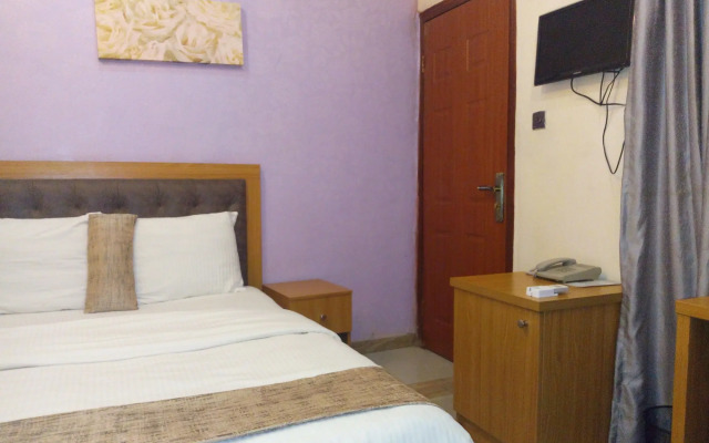 Euro Lounge and Suites