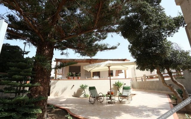 House With 2 Bedrooms in Punta Braccetto, With Furnished Terrace Near the Beach