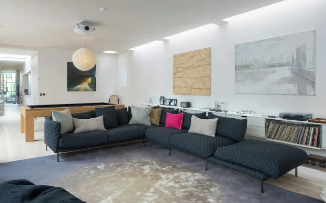 Blythe Road by Onefinestay