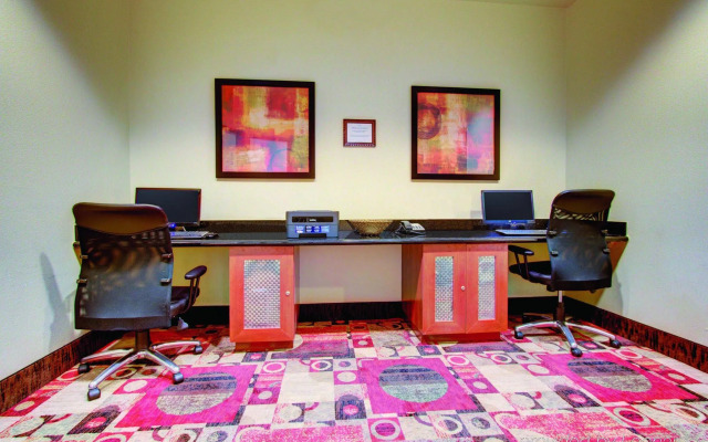 La Quinta Inn & Suites by Wyndham Denver Gateway Park