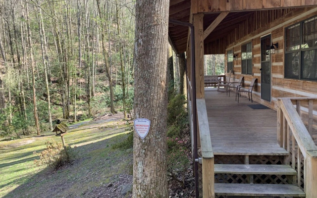 Little Mountain Hideaway 2 Bedroom Cabin by RedAwning