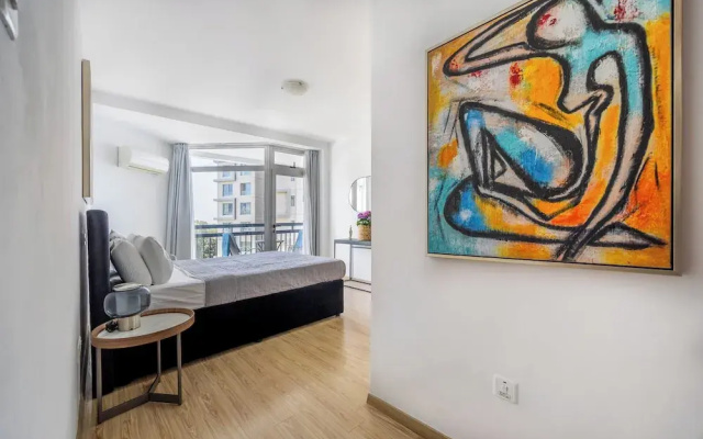 Marathon Beach Apartment - Sea View, Shared Pool