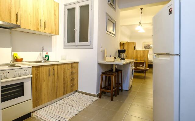 Welcoming Koukaki Hideaway  by Cloudkeys