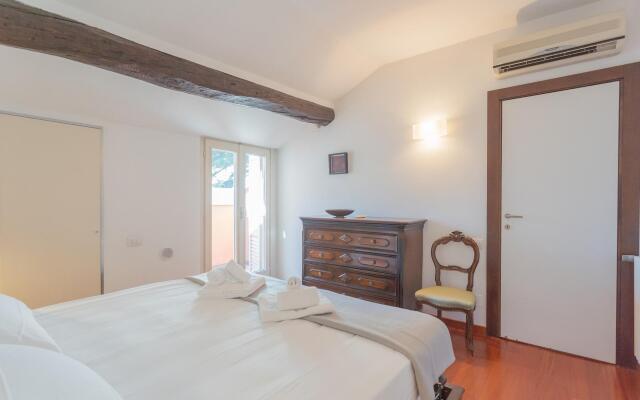 La Mansarda in Como With 3 Bedrooms and 2 Bathrooms