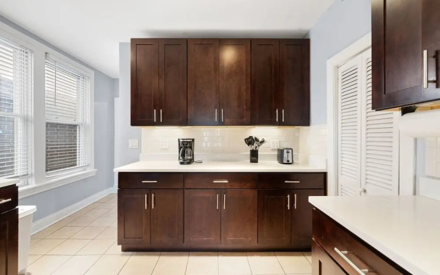 Stylish 2BR Urban Retreat in River West