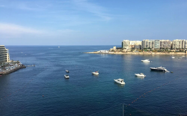 Seafront Penthouse Triplex- Roof Terrace & Hot Tub