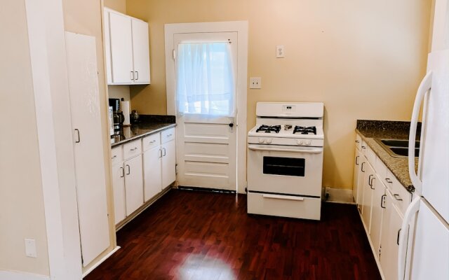 Blue Moon Guest House and Saloon