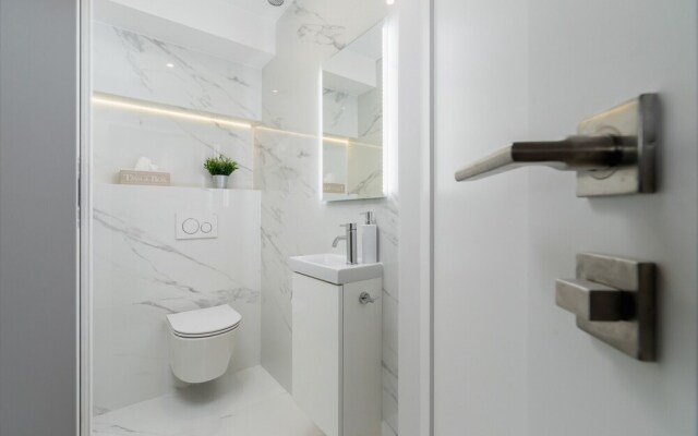 Modern Apartment With Parking by Renters