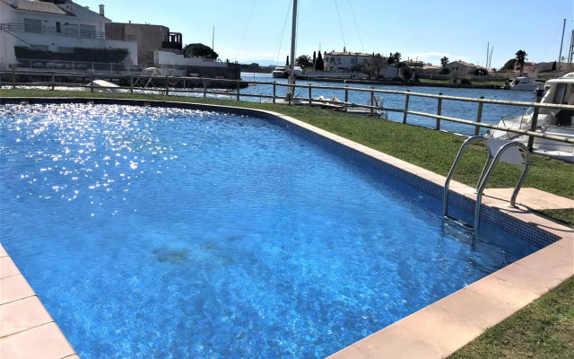 Apartamento en Roses con vistas al canal y piscina