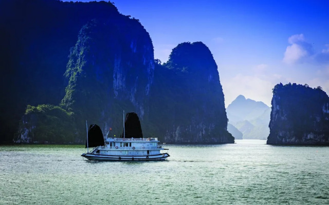 Gray Line Private Luxury Cruise