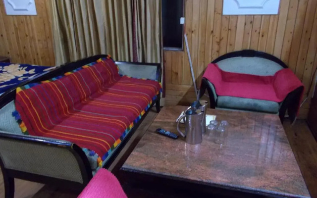 Mall road Stay with In-house restaurant