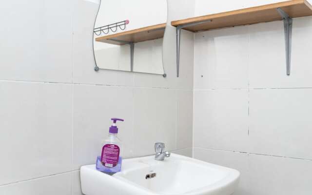 SPOT ON 89834 Blue District Backpackers