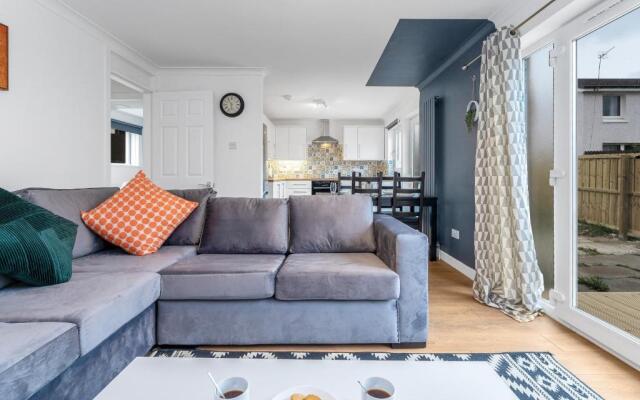 Cheerful Stays - Livingston - 4 Bedroom 3 Bath home