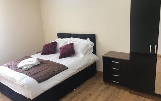 Contemporary 2 bed Apt 13