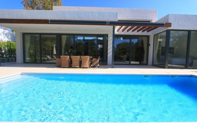 2223 - New modern Villa with Pool and Garden